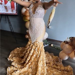 Selling my prom dress size medium used like new! Good conditions long sleevegown